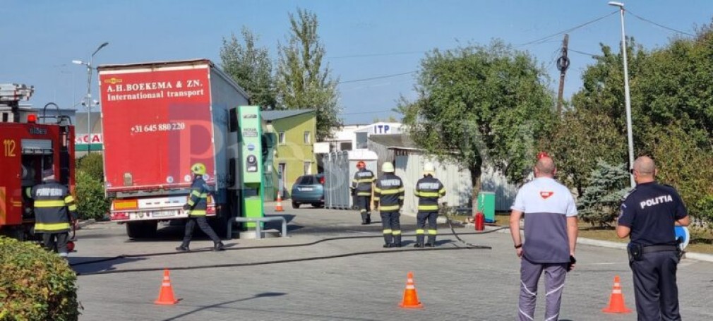 VIDEO. Satu Mare. Un camion a lovit o pompă de carburant într-o benzinărie