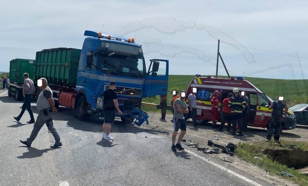 Mai multe victime după ce un camion a tăiat calea unei mașini