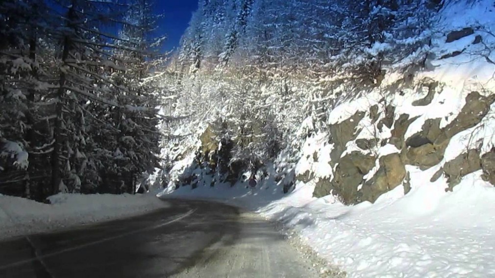 Zăpadă pe Transfăgărășan! Drumarii intervin