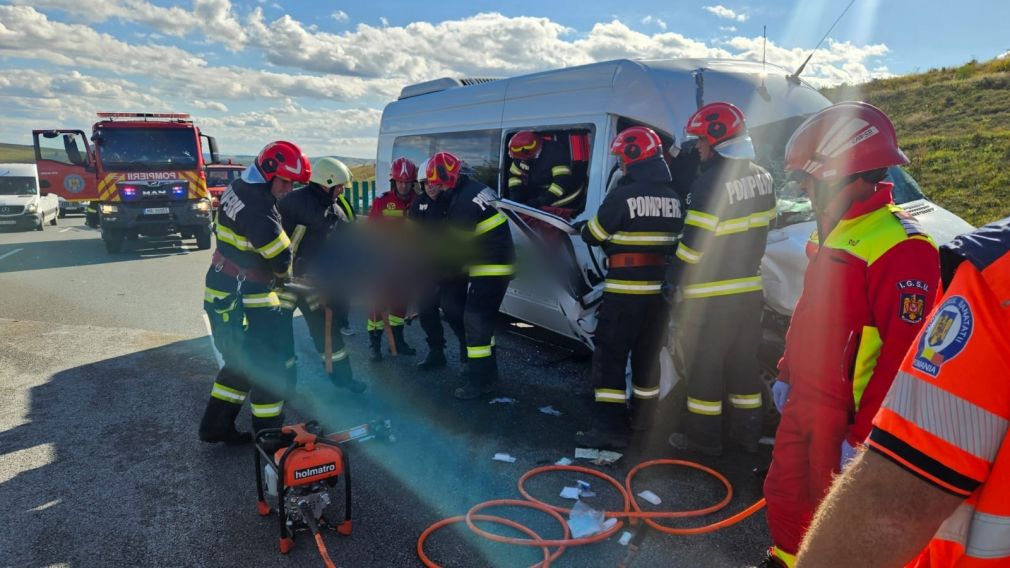 Accident pe autostradă între un microbuz și un camion. Intervine ISU