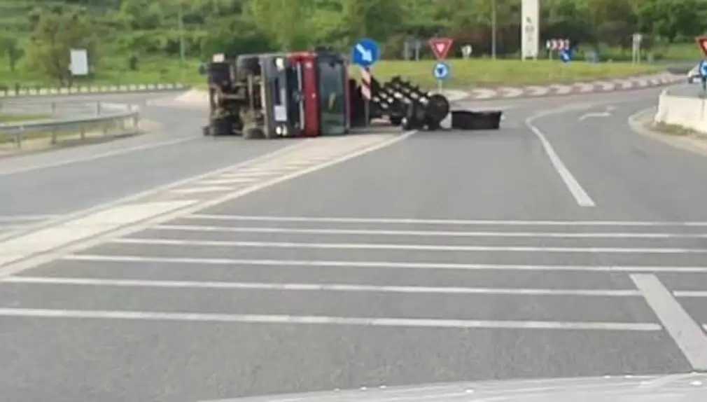 Un camion cu fier vechi s-a răsturnat în sensul giratoriu
