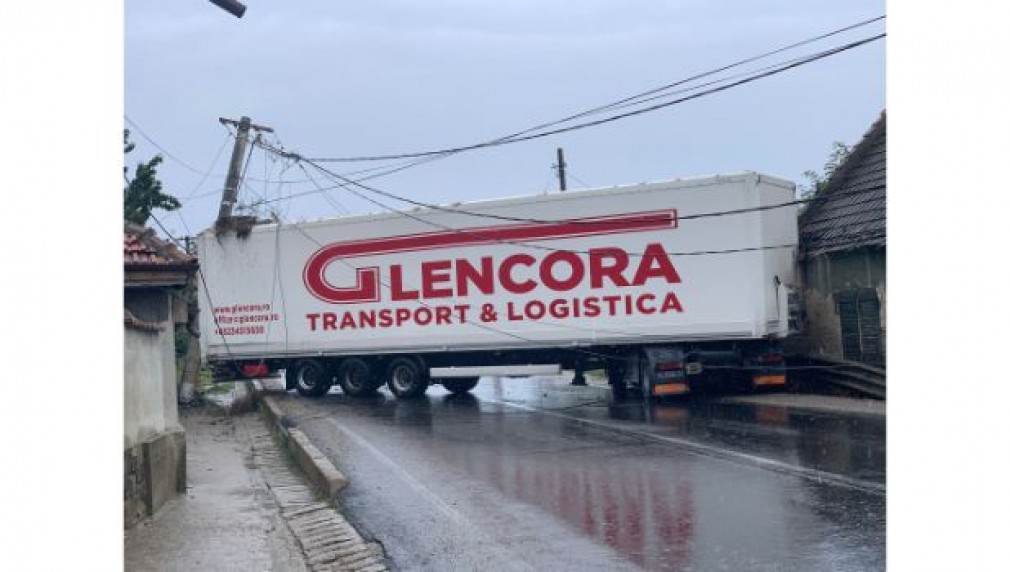 VIDEO. Un camion a alunecat și a blocat un drum național