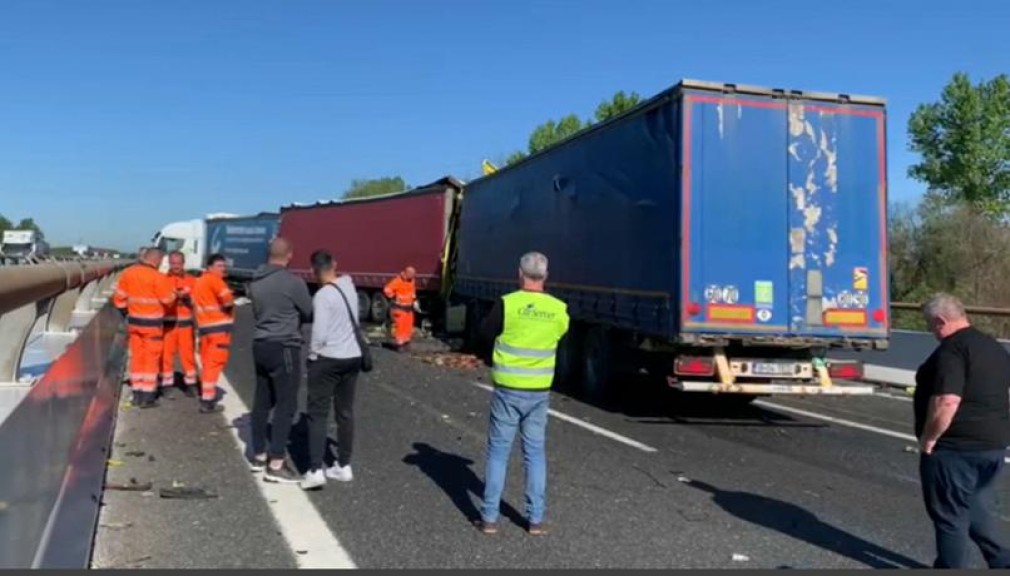 VIDEO. Italia. Șofer profesionist român, mort din vina unui croat care a pus camionul de-a latul pe autostradă