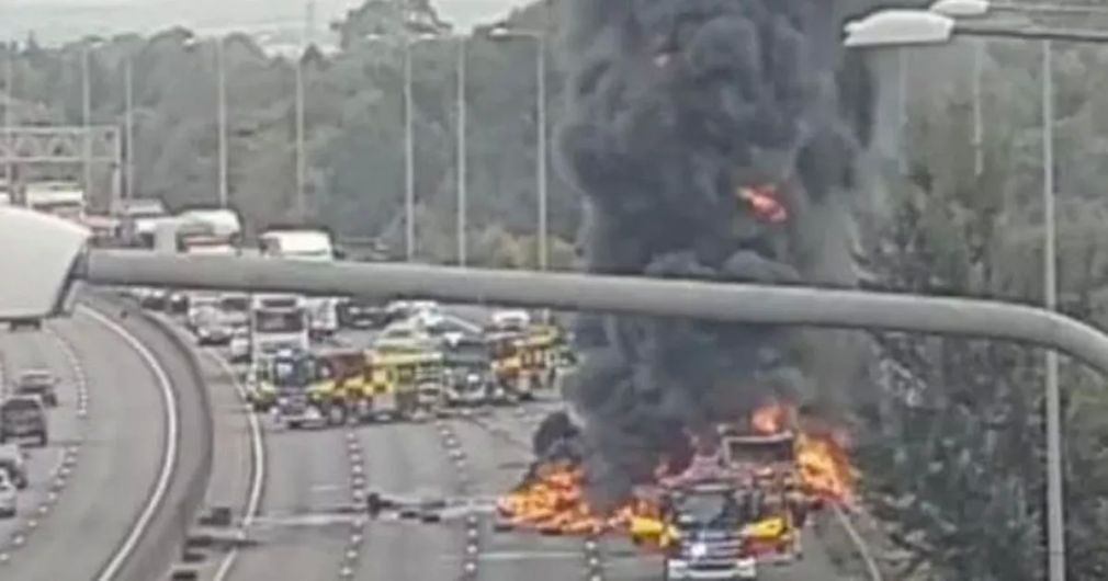 Supr populata autostradă M25 închis după ce un camion a luat foc