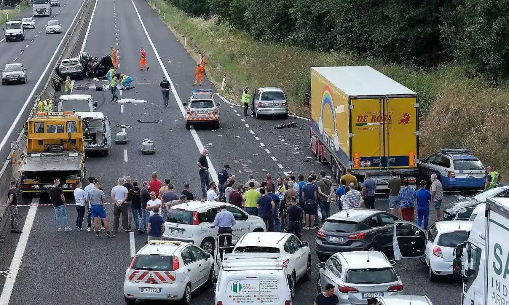 Românul care a intrat cu mașina într-un camion în Italia vrea să fie eliberat pentru a-și înmormânta copiii și părinții