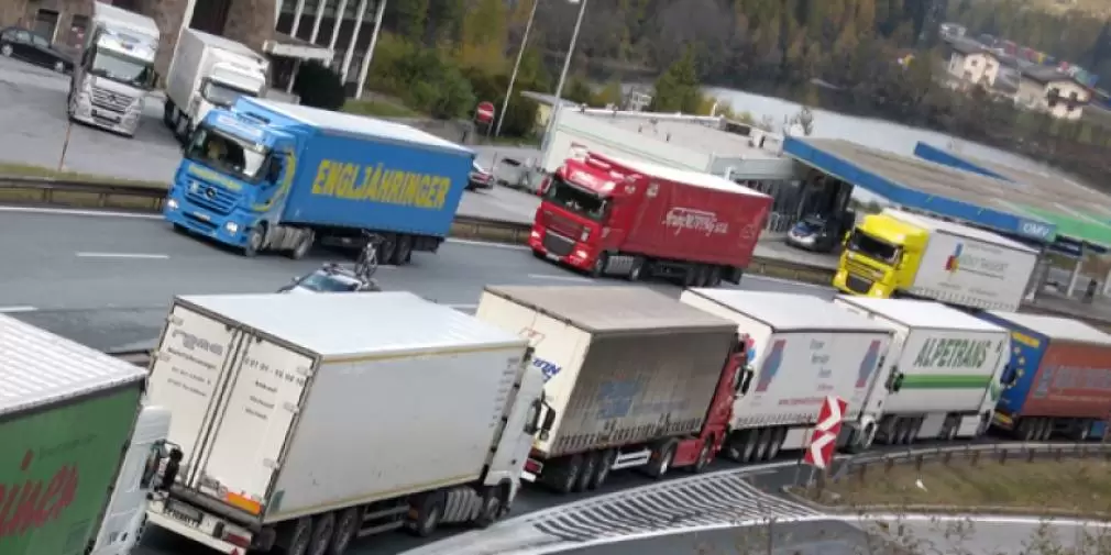 Un șofer de CAMION a urmărit un coleg pe o autostradă. L-a prins și i-a luat cheile