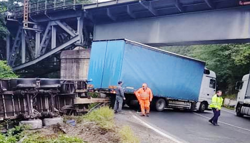 Remorca răsturnată a unui camion a blocat circulația pe DN6