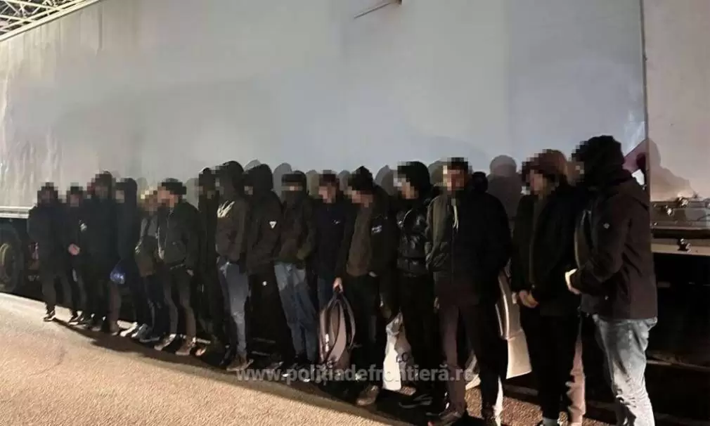 Cetăţeni străini depistați într-un camion cu fructe