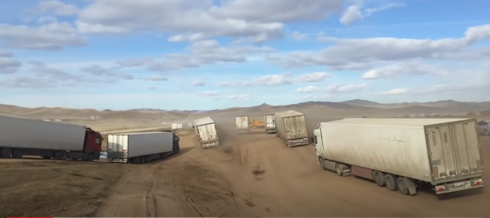VIDEO Ce se întâmplă atunci când se închide un drum în Mongolia. Camioanele o iau prin deșert