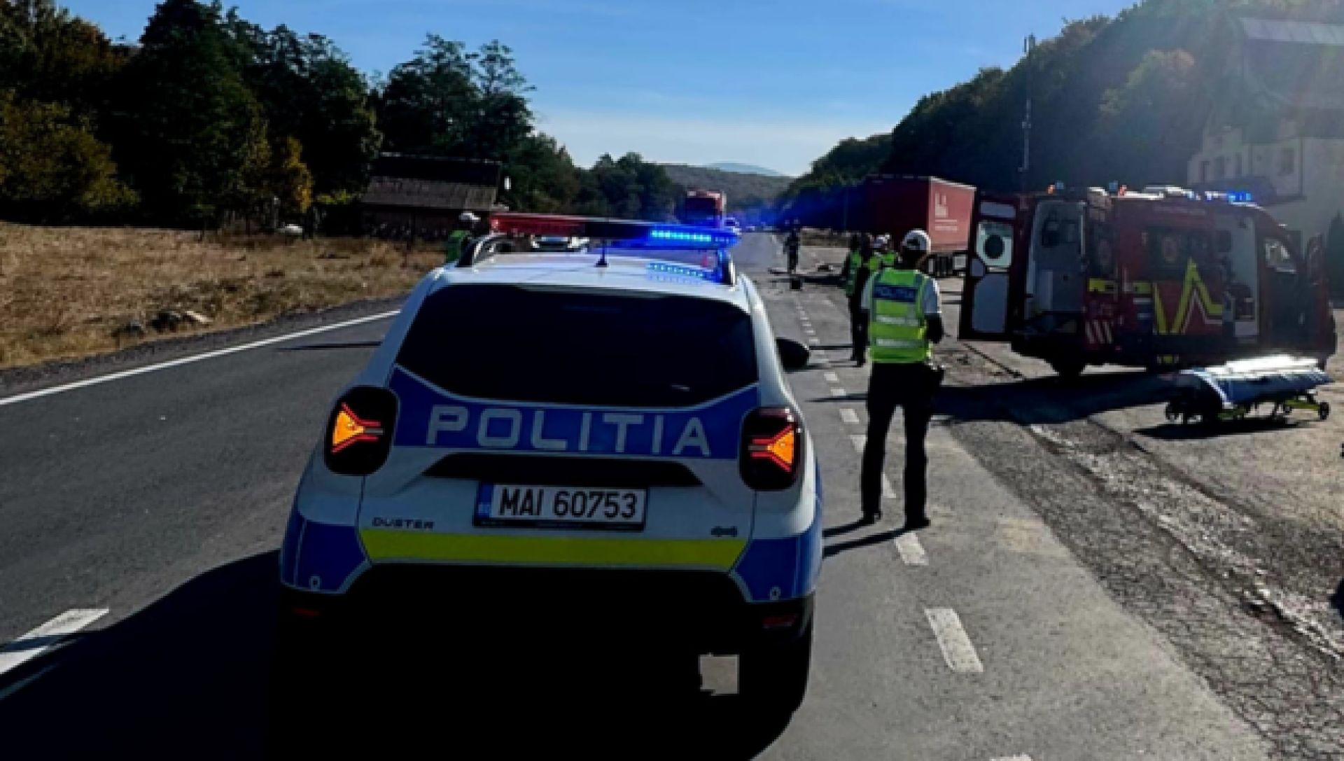 Un șofer, rănit la impactul cu un camion