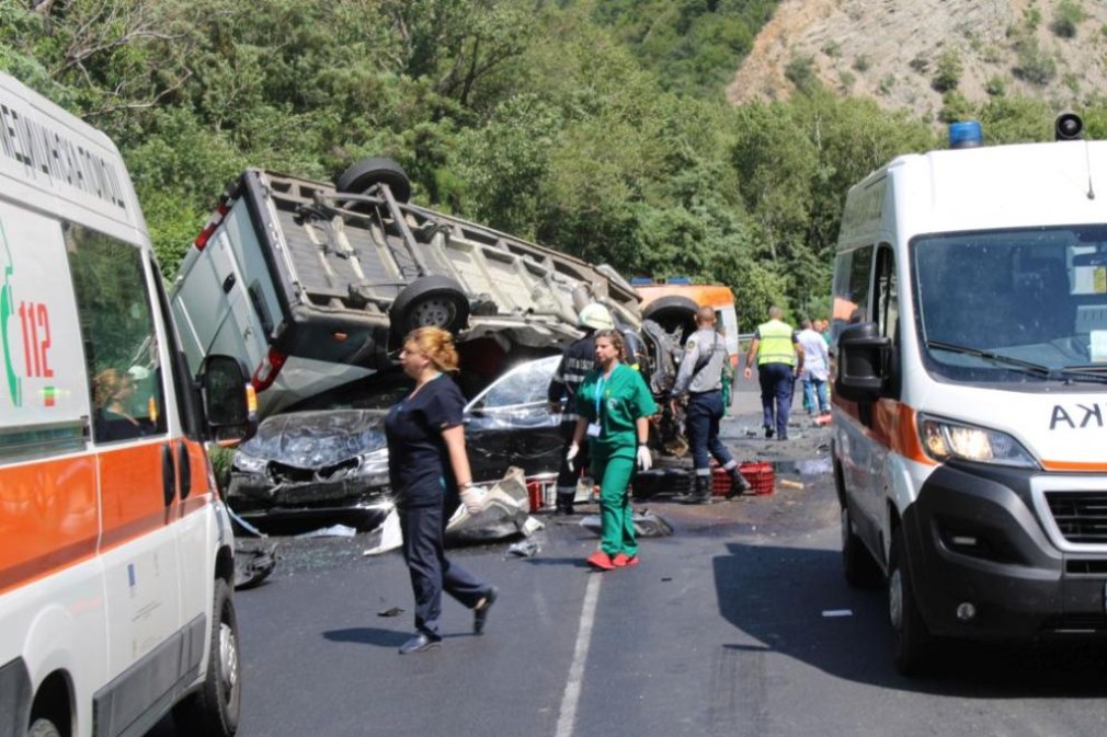 Doi morți într-o mașină care a depășit un camion condus de un român