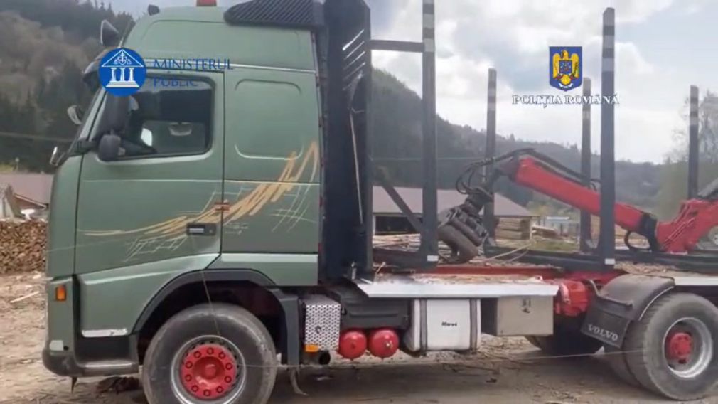 VIDEO Camion cu lemne, confiscat de poliție. De ce e acuzat șoferul?