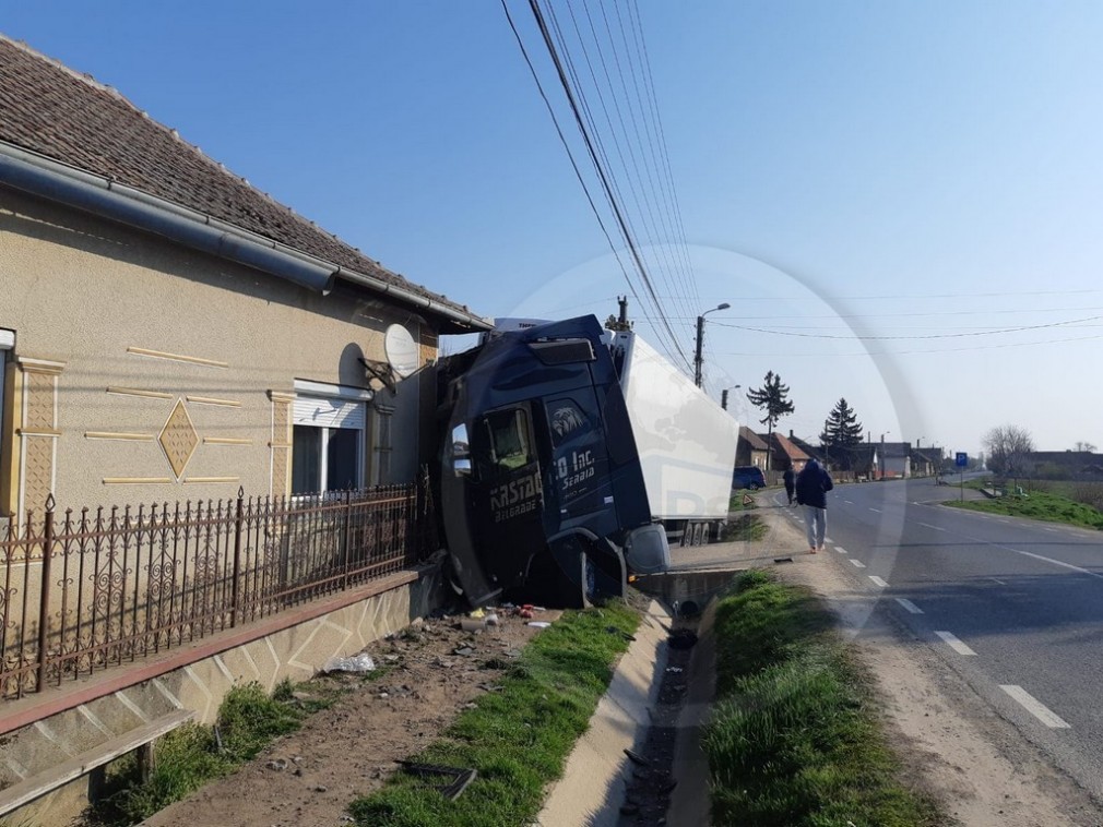 Camion condus de un sârb a intrat într-o casă