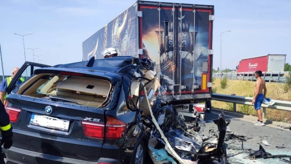 Un șofer de camion a dat înapoi pe autostradă și a lovit un autoturism