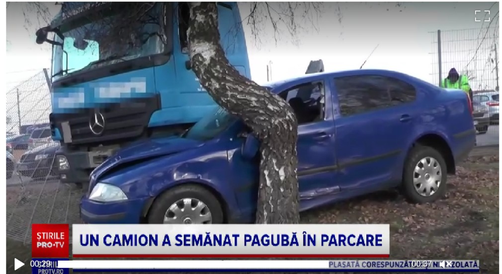 VIDEO Unui șofer i s-a făcut rău și a intrat cu un camion în mai multe mașini