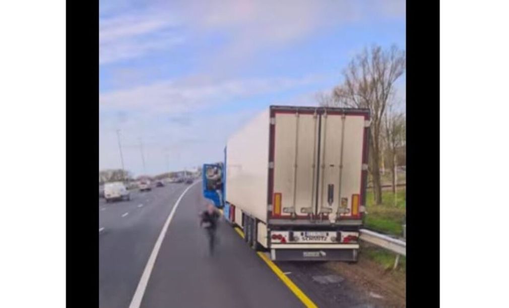 VIDEO Șoferul unui camion a leșinat în trafic. Un coleg i-a sărit în ajutor