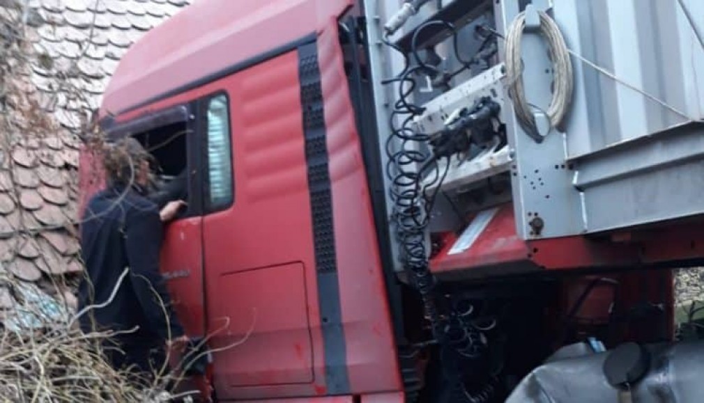 Șofer de camion încarcerat pe Valea Oltului după ce a lovit un imobil în Lazaret