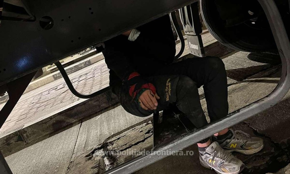 Un băiat afgan a încercat să intre în România ascuns pe osia remorcii unui camion