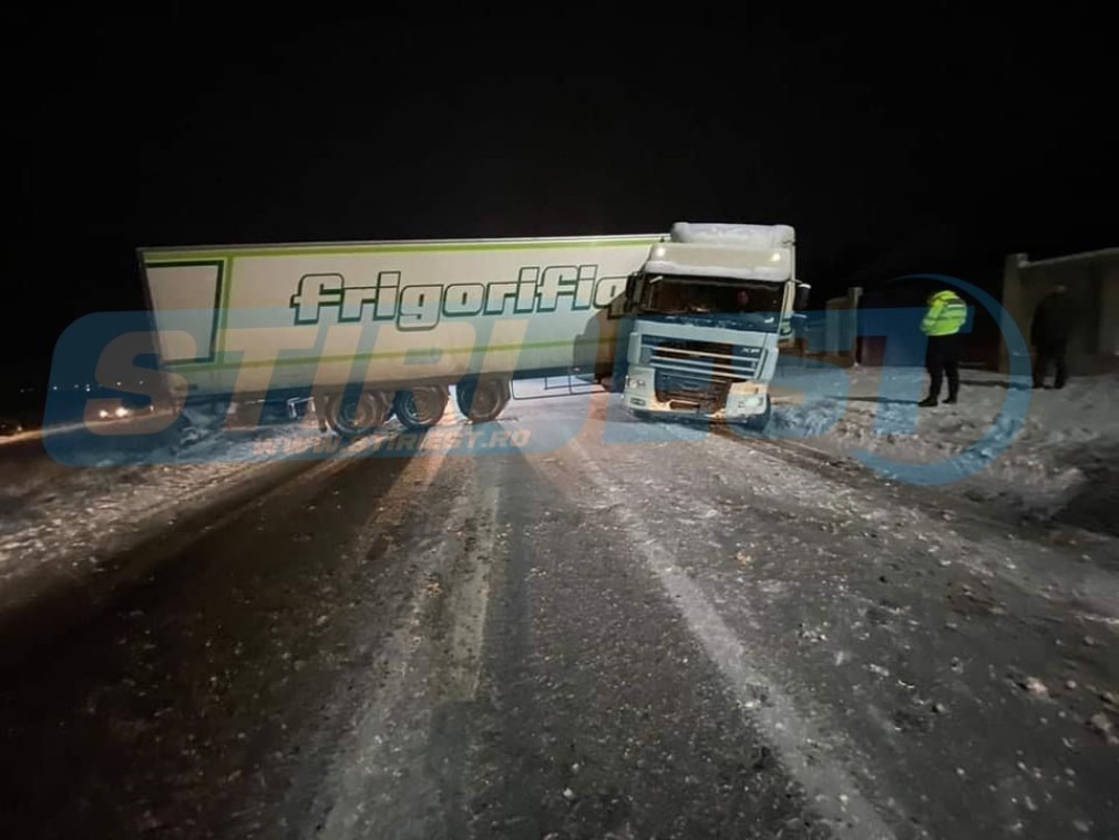 Un camion a derapat și a blocat șoseaua care face legătura dintre Vaslui și Iași