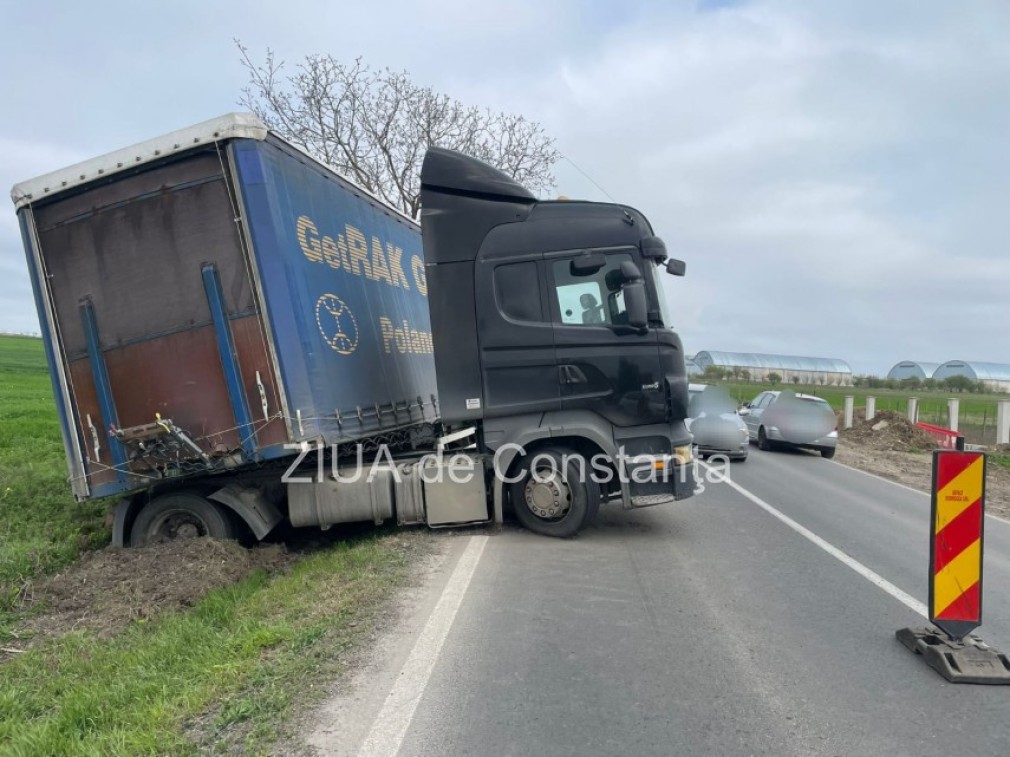 Camion derapat în șanț pe DN38 în apropierea localității Techirghiol