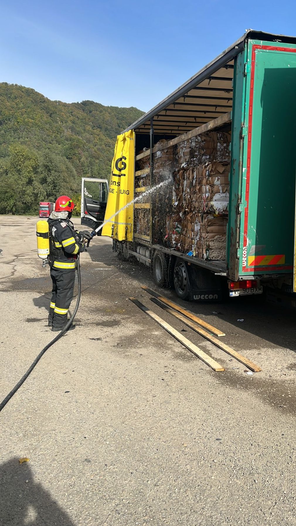 Un camion a fost în flăcări pe Valea Oltului