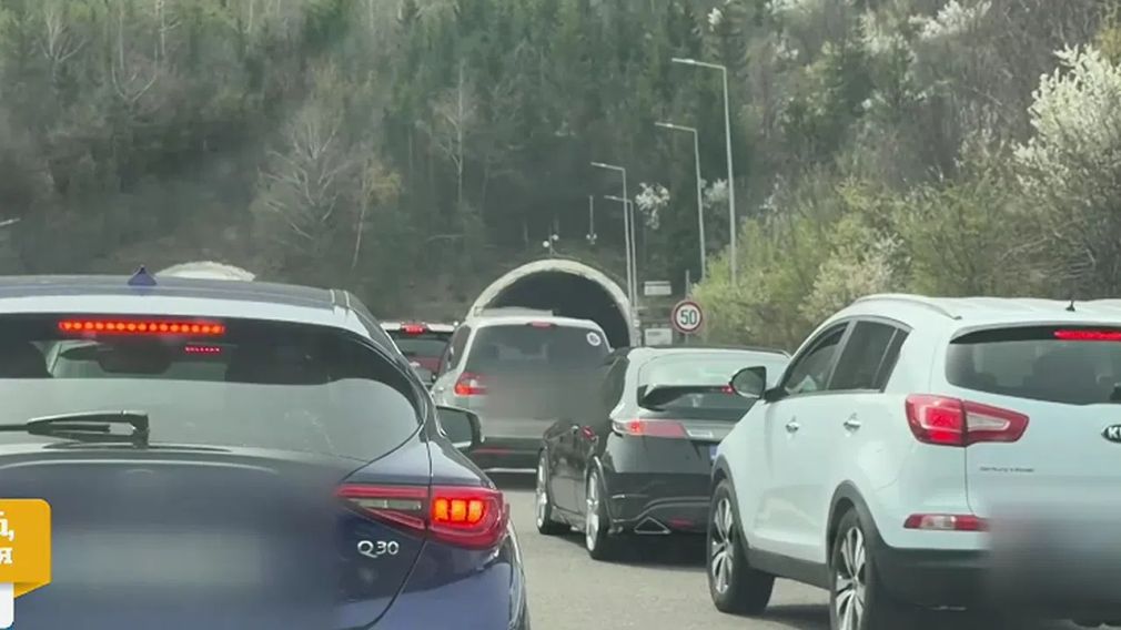 Un șofer de camion a oprit intenționat într-un tunel și a blocat o autostradă