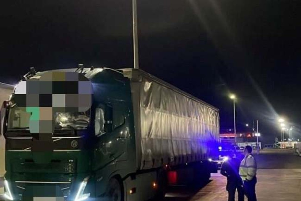 Camion încărcat cu cherestea, confiscat de polițiști pe autostradă