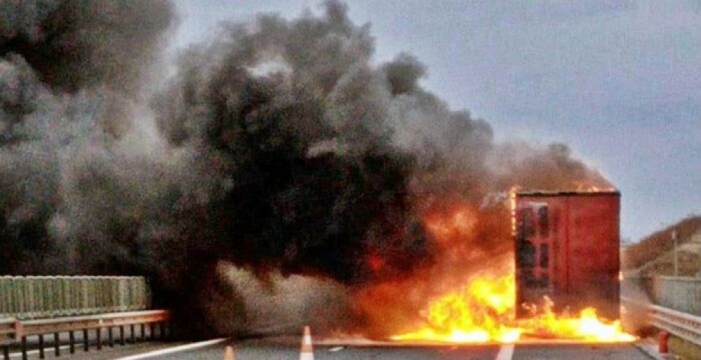 VIDEO. Un camion a ars ca o torță pe autostradă, în Timiș. Șoferul a avut inspirație fantastică