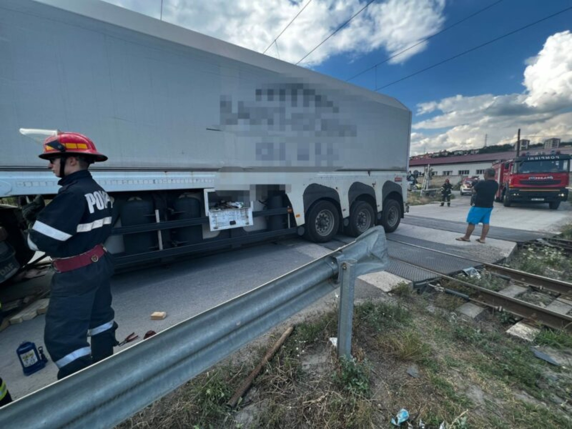 Camion blocat peste calea ferată lângă Cluj