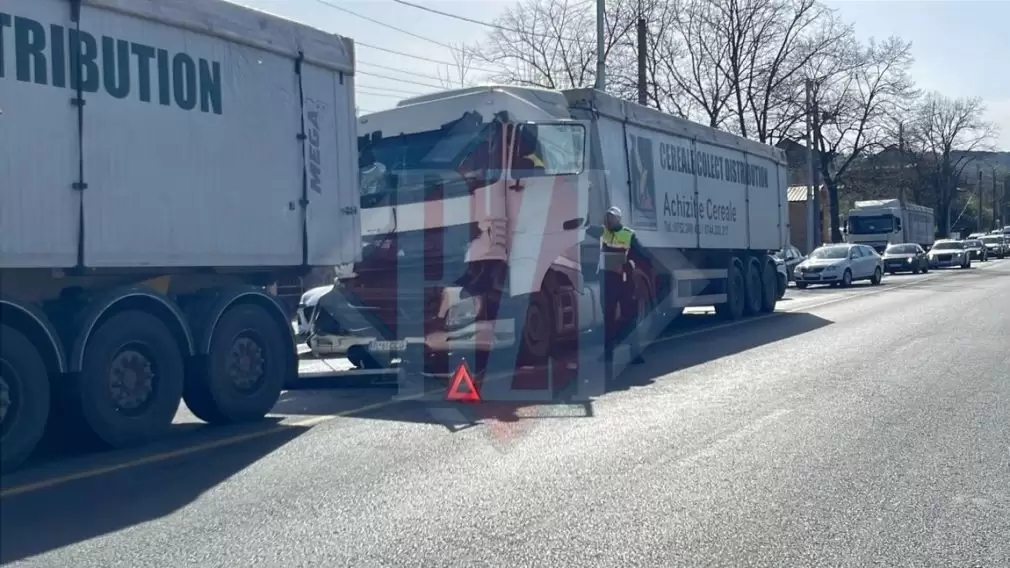 VIDEO Un camion a intrat în remorca altuia la Iași. Ce au pățit șoferii?