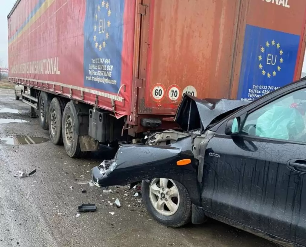 A intrat cu mașina într-o remorcă parcată