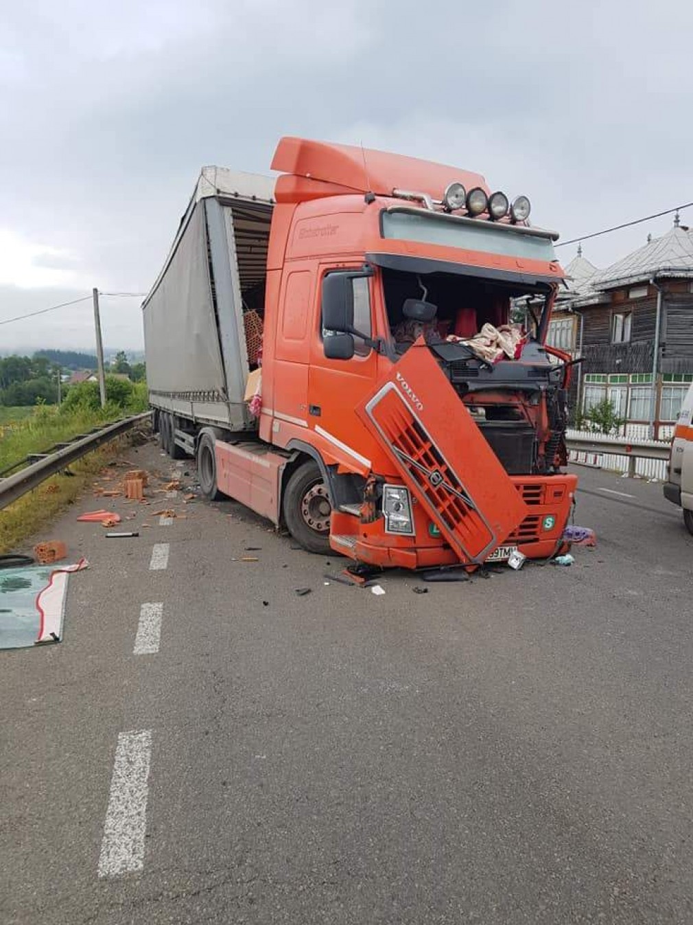 Foto. Coliziune frontală între un camion și un TIR, la Suceava