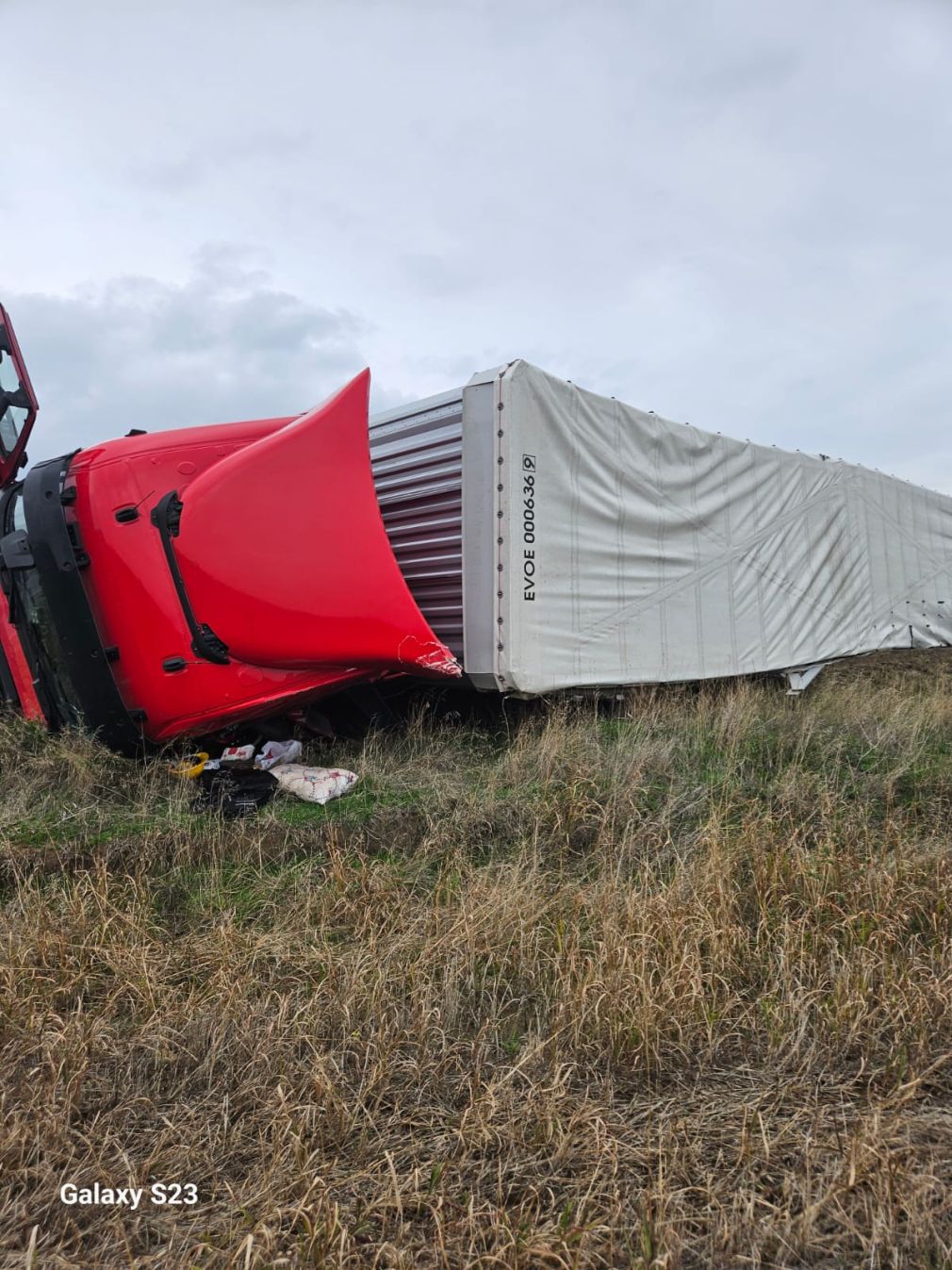 Camion răsturnat pe carosabil. Trafic îngreunat