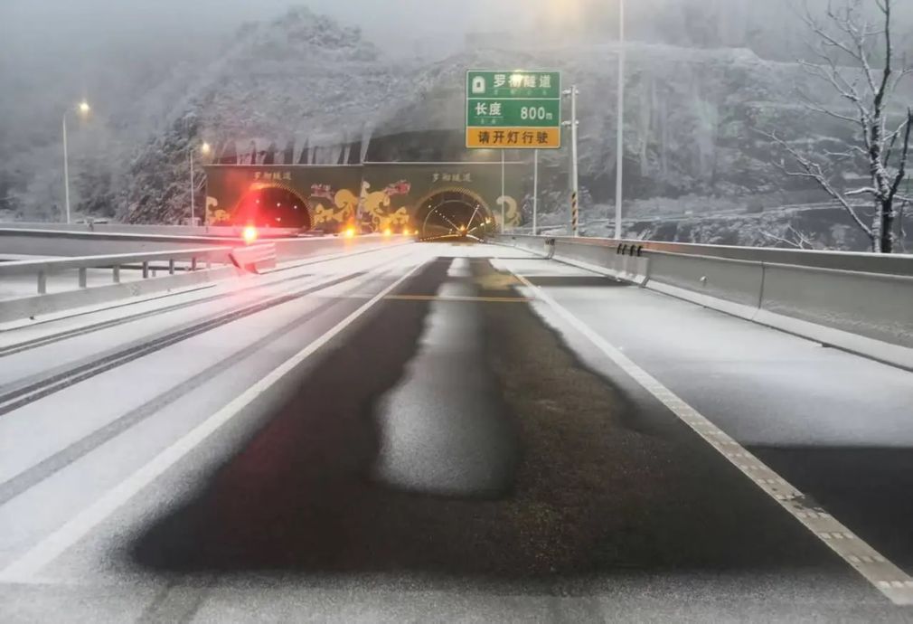 Chinezii au inaugurat o autostradă încălzită. Topește zăpada instant