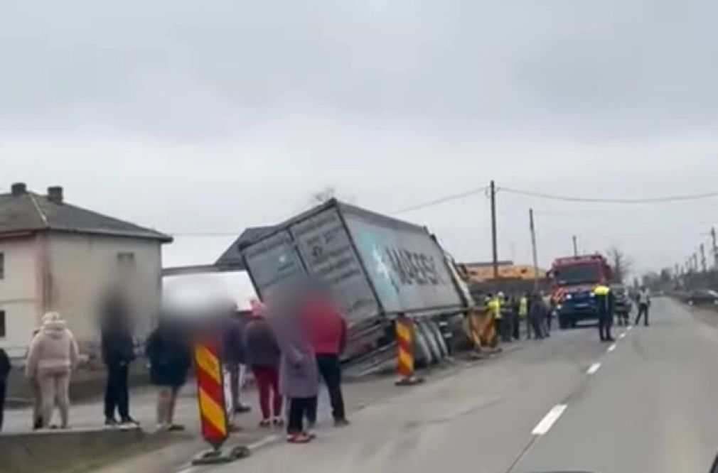 Un camion a ,,aterizat” într-un șanț după impactul cu un autoturism!