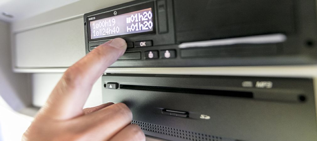 Tahograf inteligent: amenzi de 3.400 euro pentru lipsa semnalului GNSS