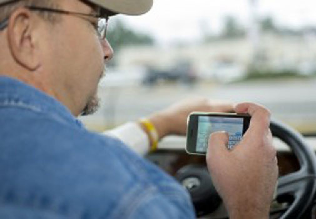 Peste 4.100 de amenzi date şoferilor pentru folosirea telefonului în trafic, în Capitală