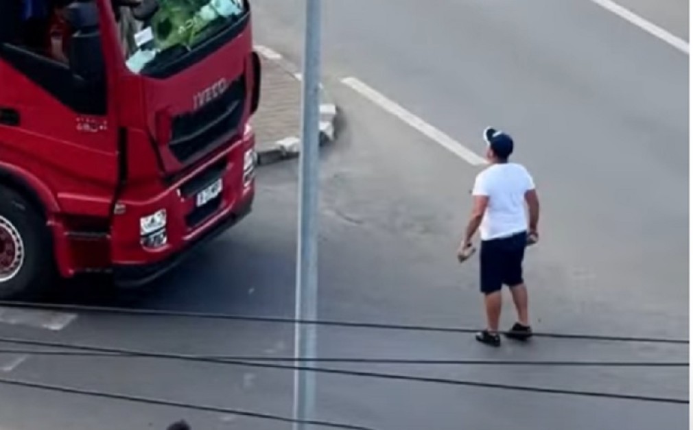 VIDEO. BACĂU: a blocat o bandă și l-a amenințat pe șoferul de camion că îl lovește cu pavele
