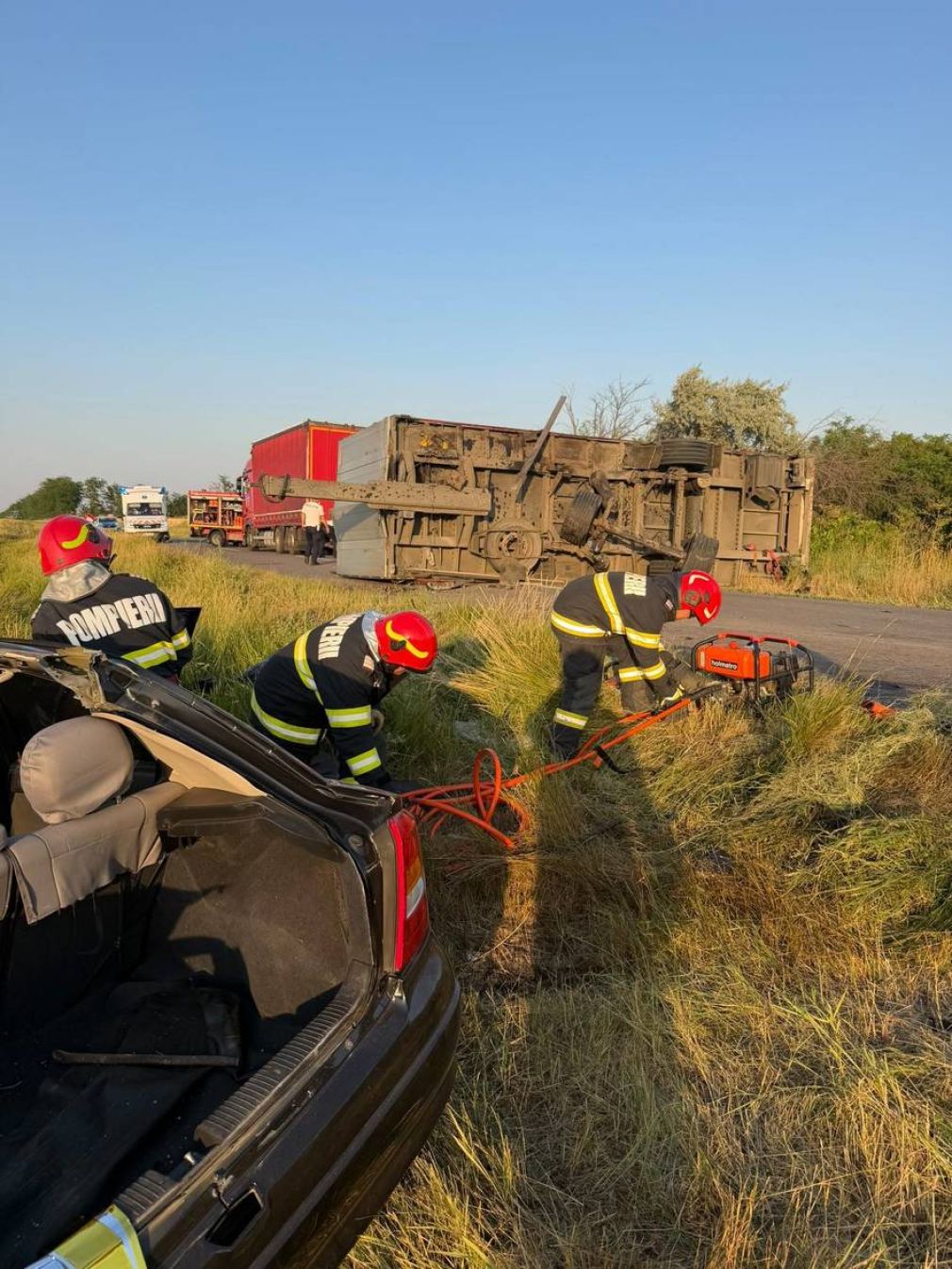 2 morți după ce o semiremorcă s-a desprins de un camion și a căzut peste un autoturism