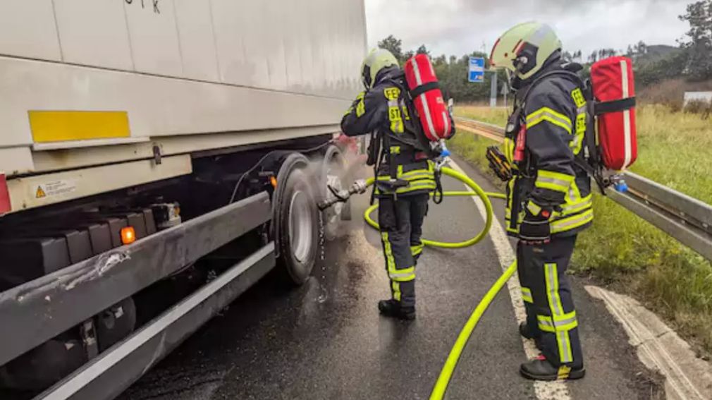 Șofer român de camion care a făcut un accident fuge de poliție într-o pădure. E de negăsit