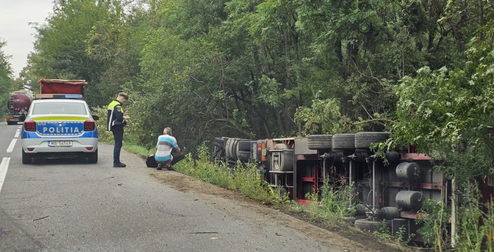 Un camion cu radiatoare s-a răsturnat