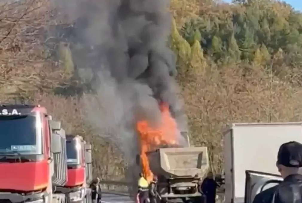 VIDEO Un camion a luat foc în mers