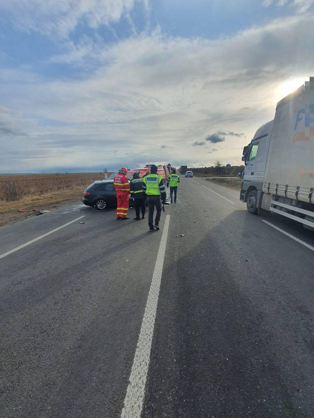 Un camion și un autoturism au intrat în coliziune. O bandă de circulație, blocată