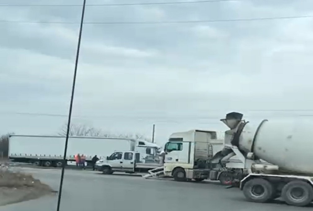 VIDEO. Două camioane implicate într-un accident rutier în Prahova