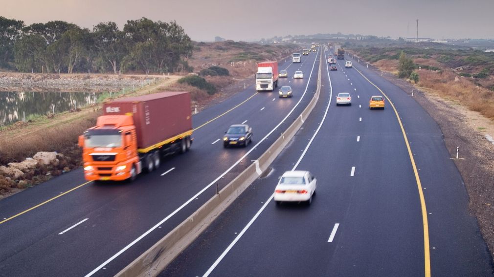 2.000 euro pentru un șofer român de camion. Depășise cu mult limita de greutate