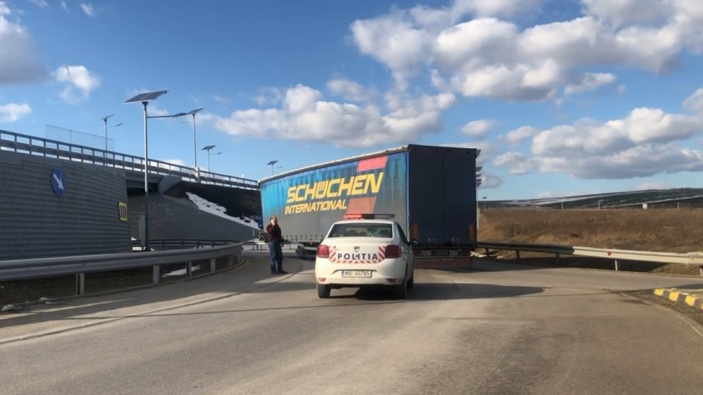 VIDEO. Un camion a derapat în mijlocul drumului la Zidul Morții din Suceava