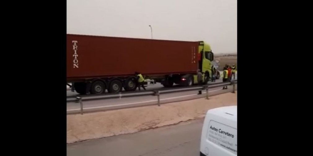 VIDEO Altercații la greva șoferilor de camion din Spania. Și-au spart cauciucurile între ei