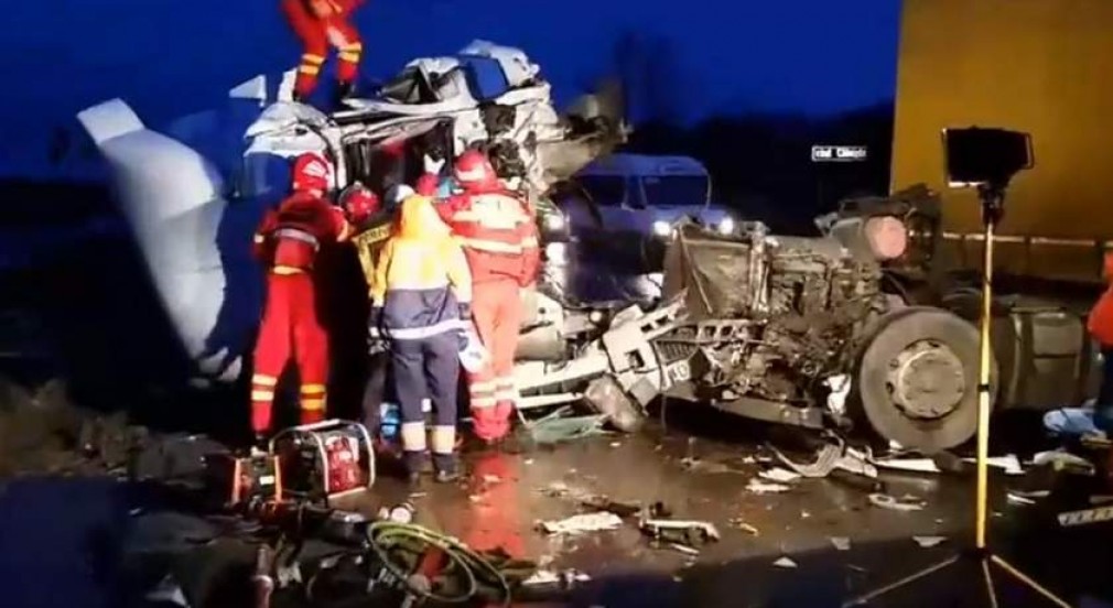 VIDEO: Două camioane s-au zdrobit frontal pe DN6, la Drăgăneşti-Vlaşca