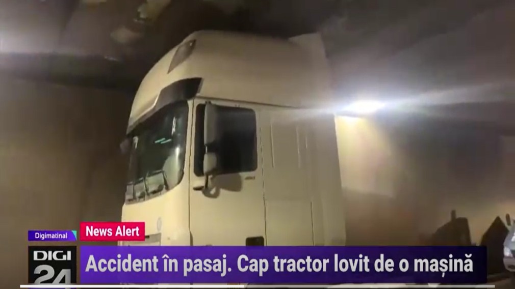 VIDEO Un camion a rămas blocat în Pasajul Unirii din București. O mașină l-a lovit în plin