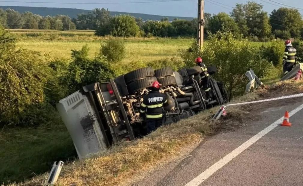 Camion răsturnat. Șoferul a ajuns la spital